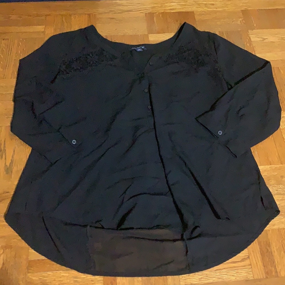 American Eagle Large quarter sleeve top with lace detail on the front and back